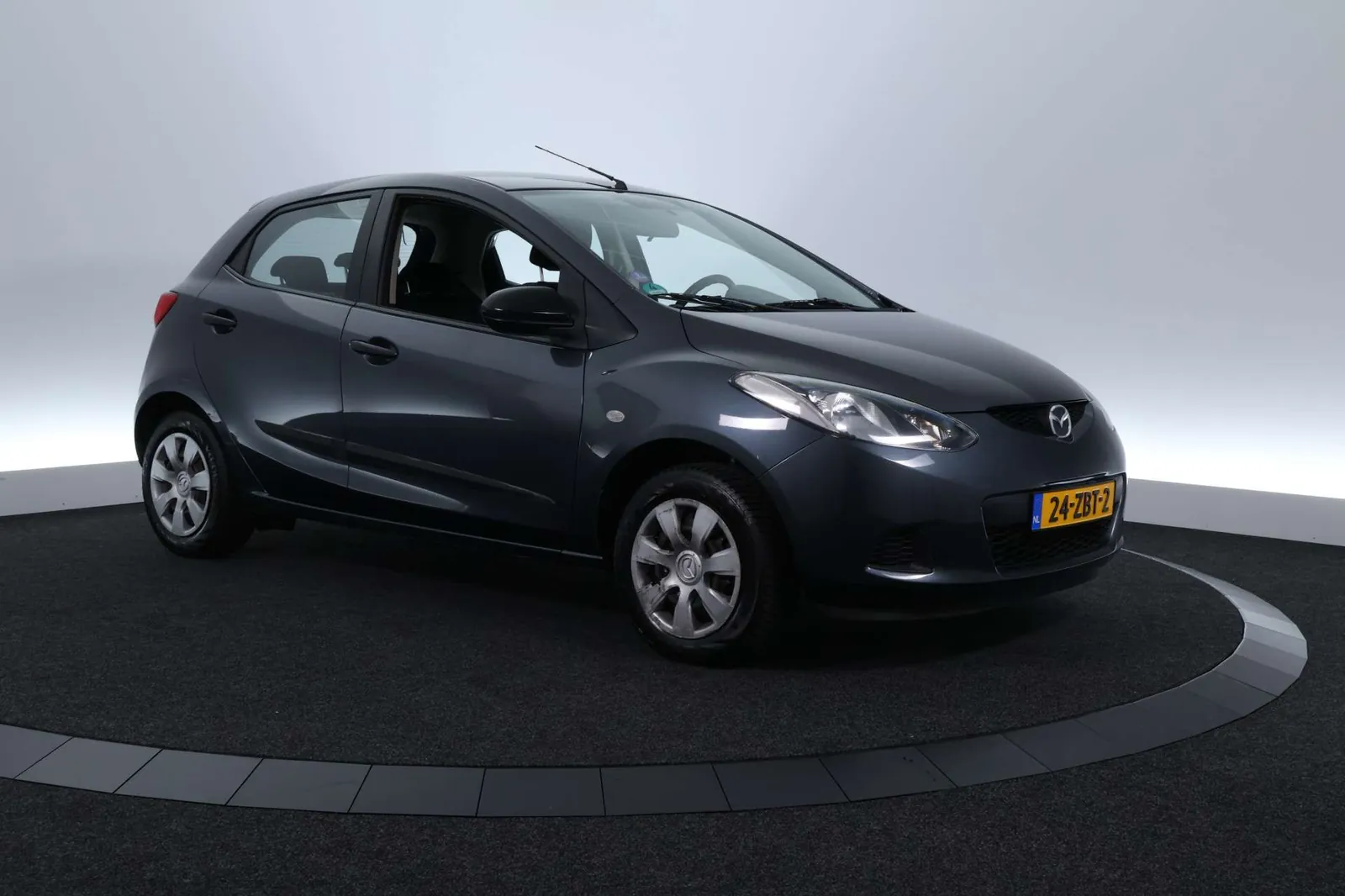 Mazda 2 2012 photo 3