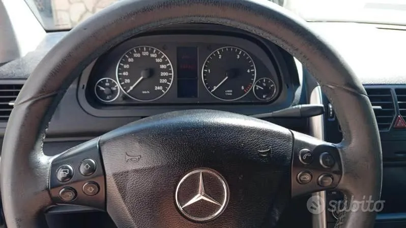 Mercedes-Benz A-Class 2011 photo 2