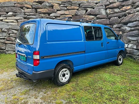 Toyota Hiace 2011 photo 2