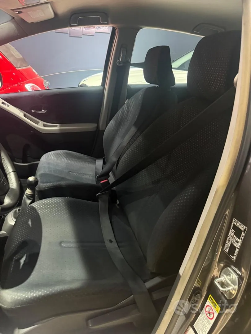 Toyota Yaris 2010 photo 3
