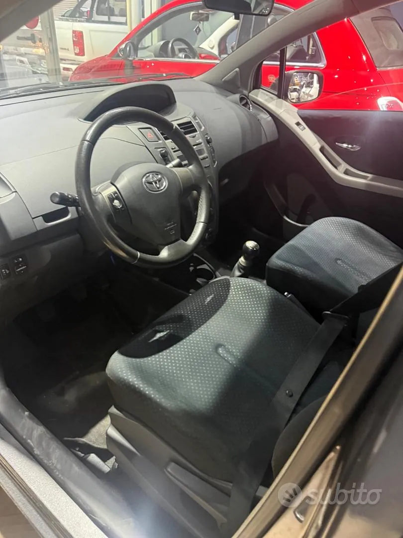 Toyota Yaris 2010 photo 2