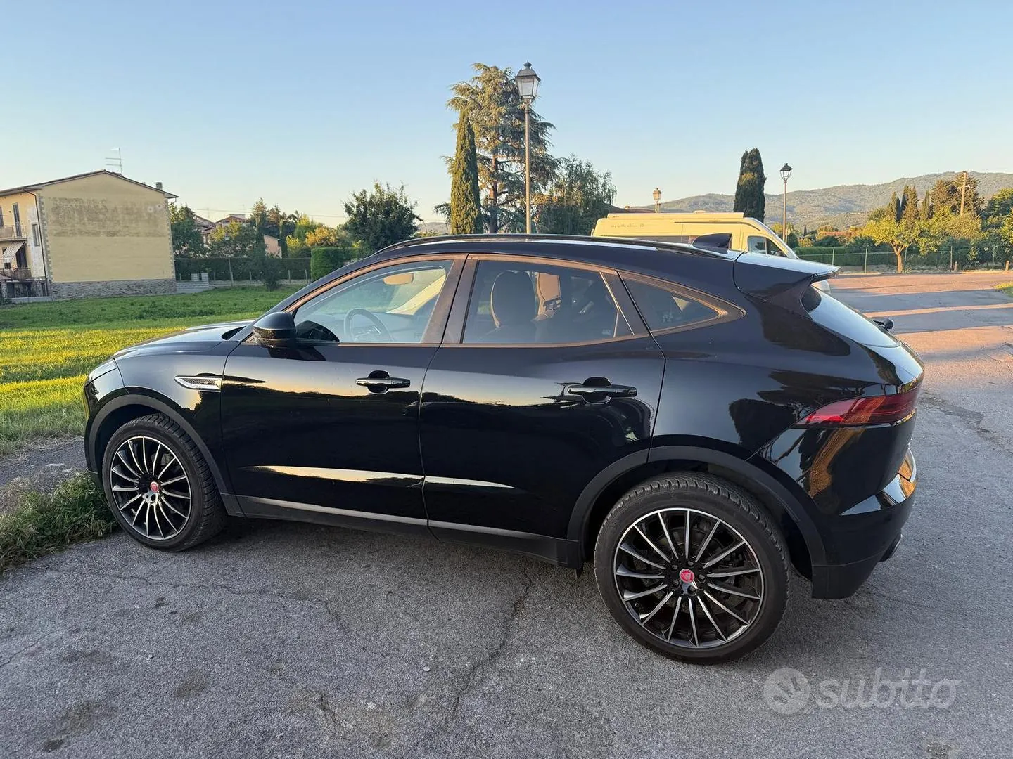 Jaguar E-Pace 2019 photo 2