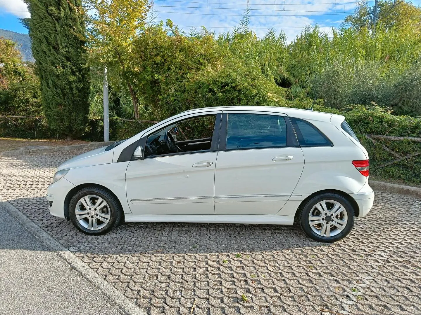 Mercedes-Benz B-Class 2010 photo 2