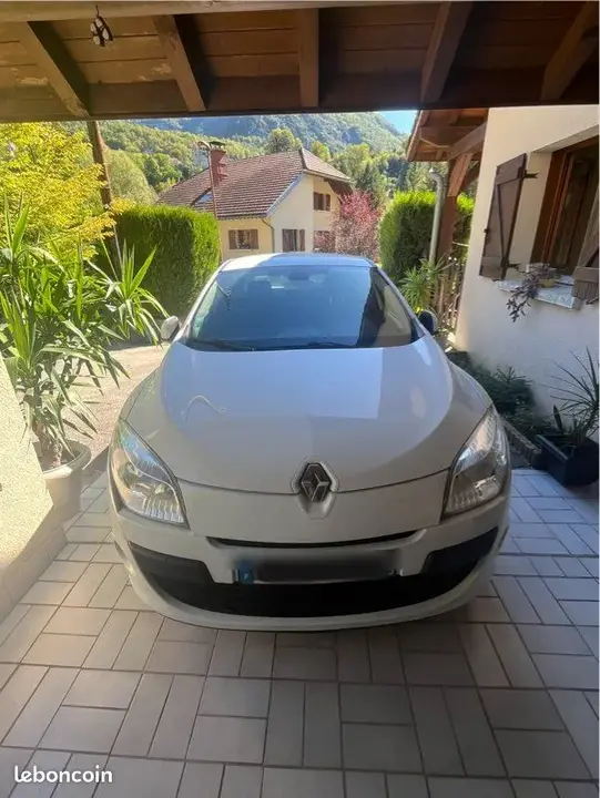 Renault Megane 2012 photo 2