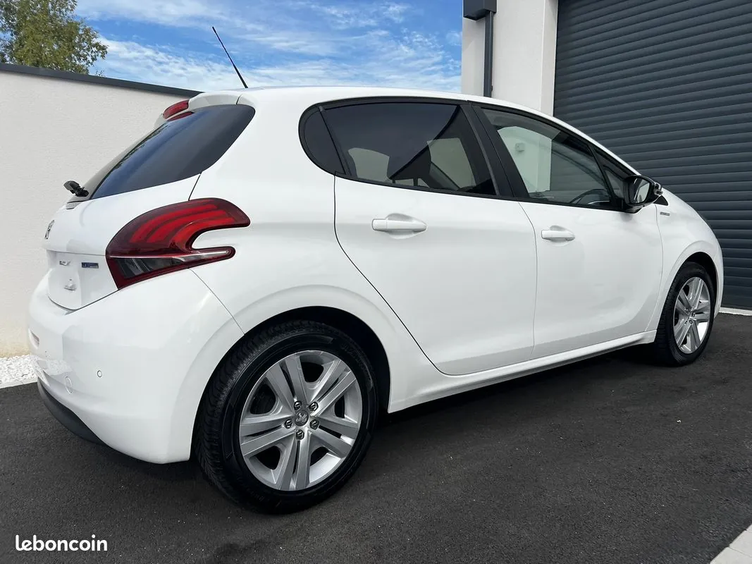 Peugeot 208 2017 photo 2