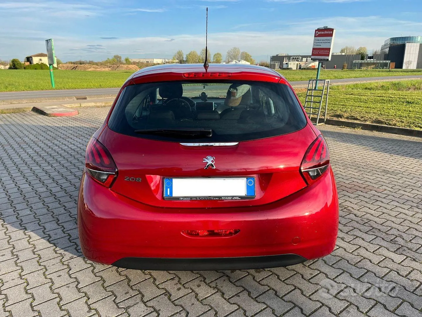 Peugeot 208 2017 photo 3