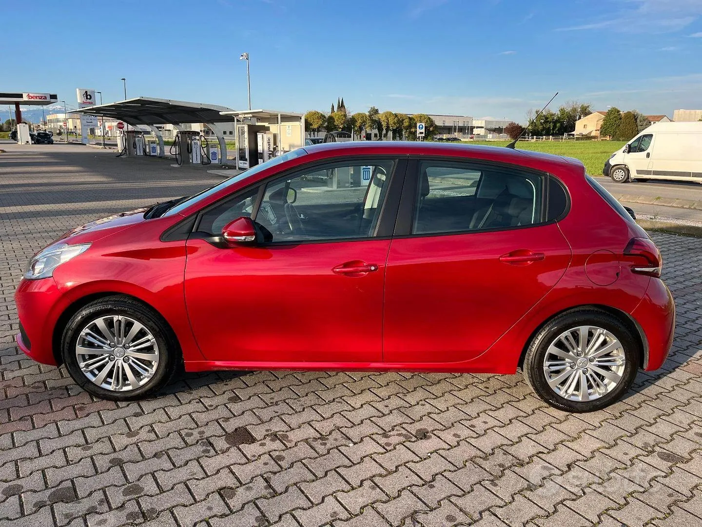 Peugeot 208 2017 photo 4