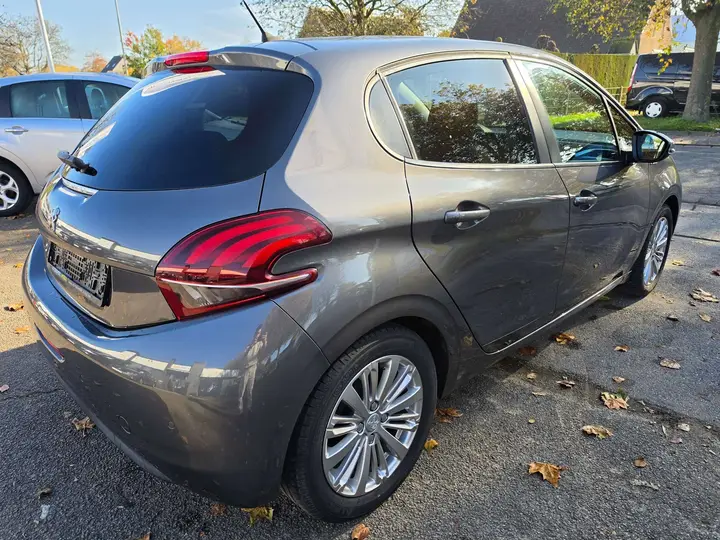 Peugeot 208 2018 photo 3
