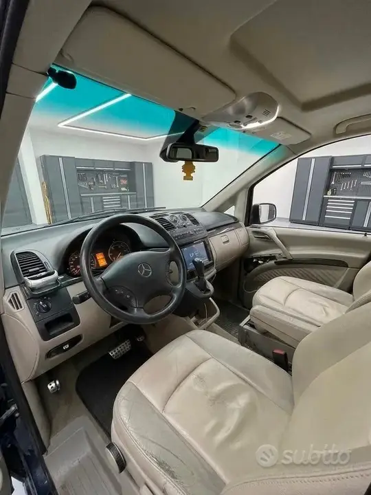Mercedes-Benz Viano 2009 photo 2