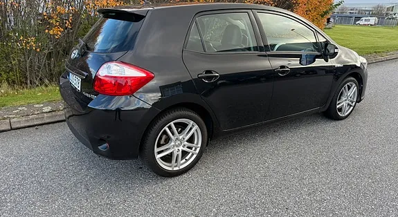 Toyota Auris 2010 photo 3