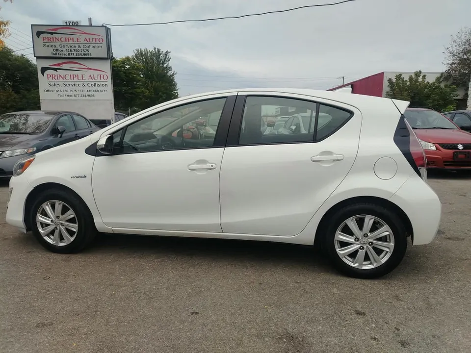 Toyota Prius C 2016 photo 2