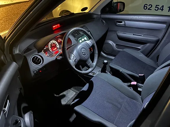 Suzuki Swift 2010 photo 4