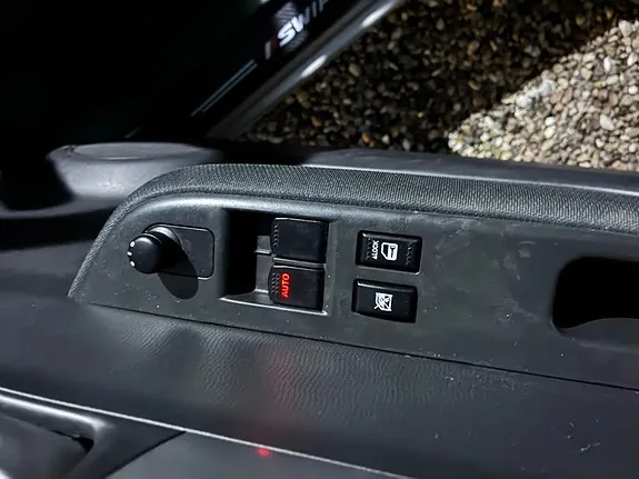 Suzuki Swift 2010 photo 3