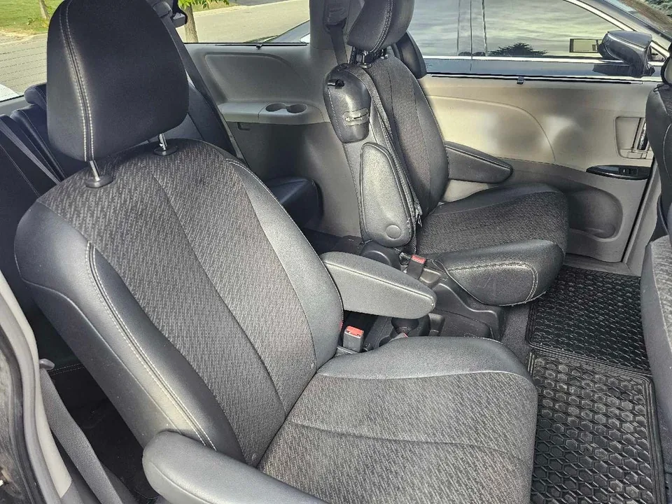 Toyota Sienna 2011 photo 4