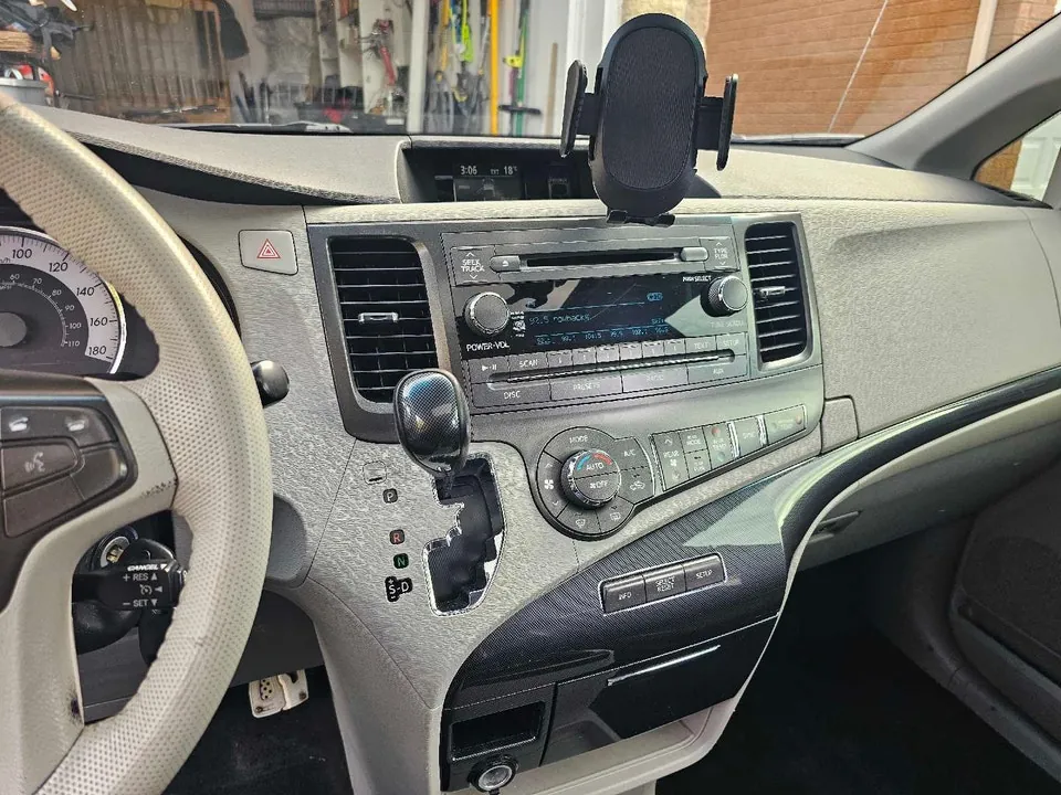 Toyota Sienna 2011 photo 2