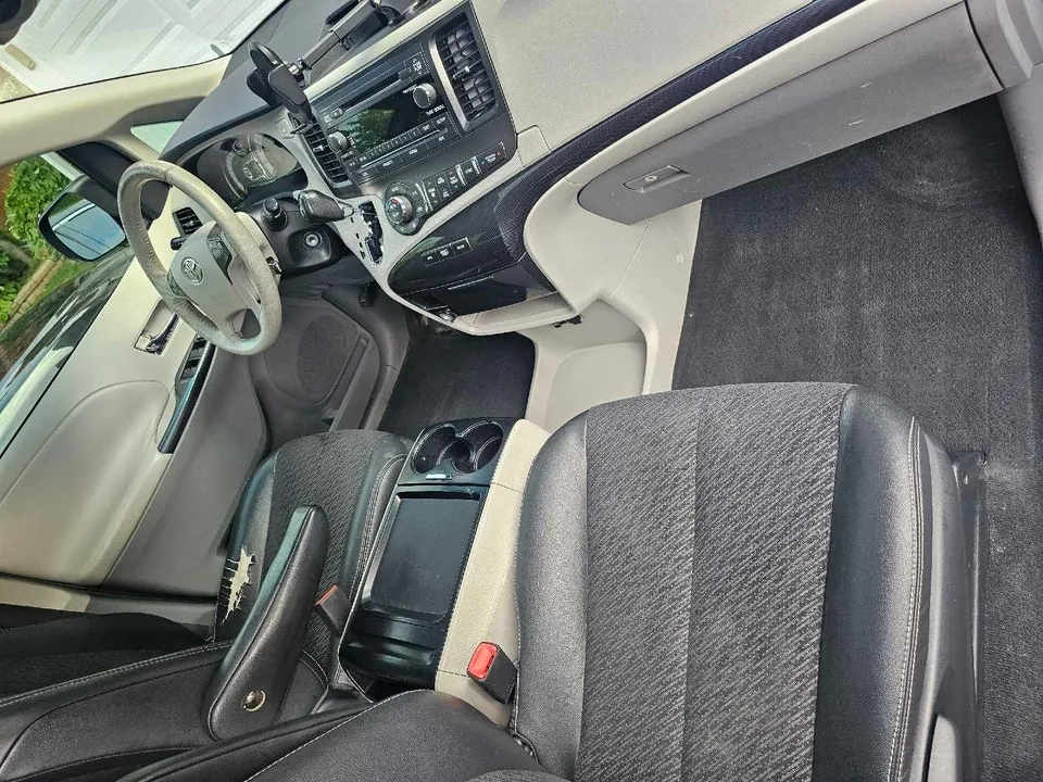 Toyota Sienna 2011 photo 5