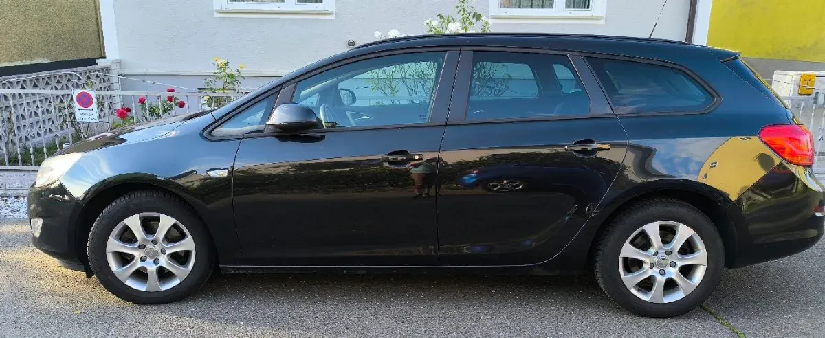 Opel Astra 2012 photo 2