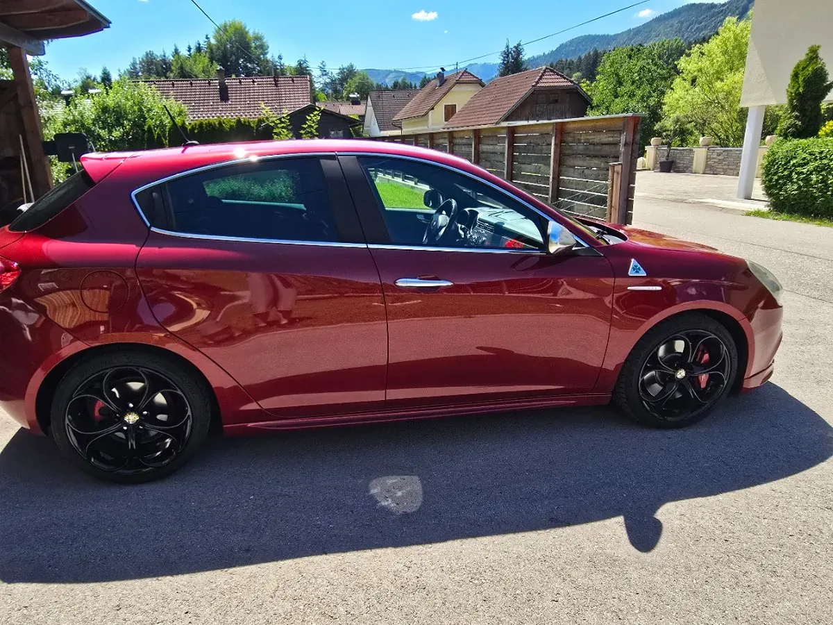Alfa Romeo Giulietta 2013 photo 2