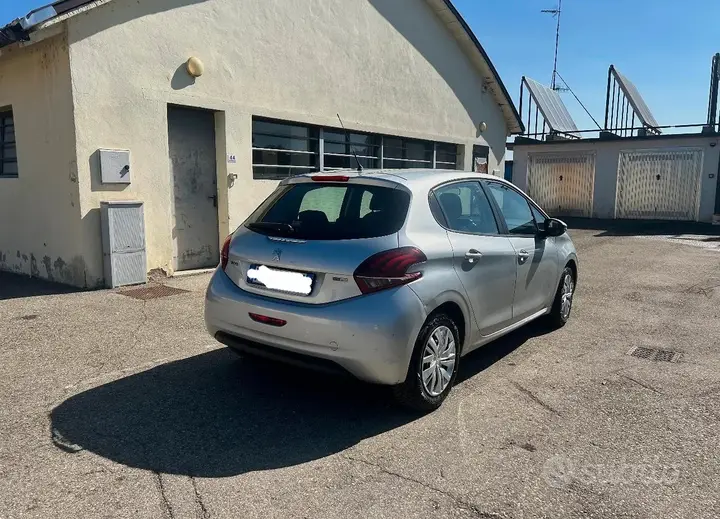 Peugeot 208 2016 photo 2