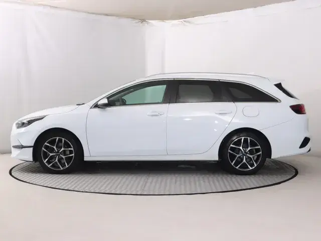 Kia Ceed Sw 2023 photo 2