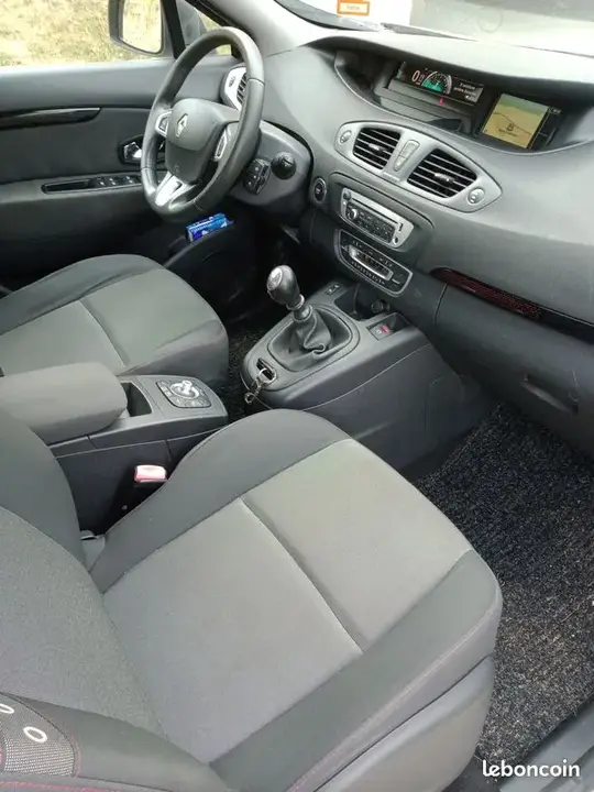 Renault Scenic 2012 photo 2