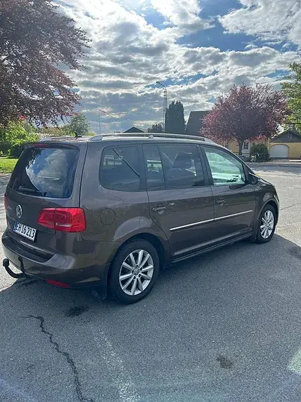Volkswagen Touran 2011 photo 2