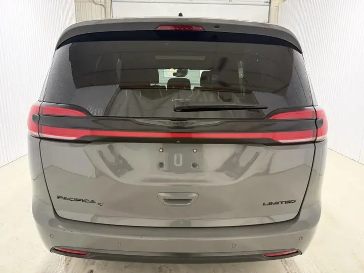 Chrysler Pacifica 2025 photo 2