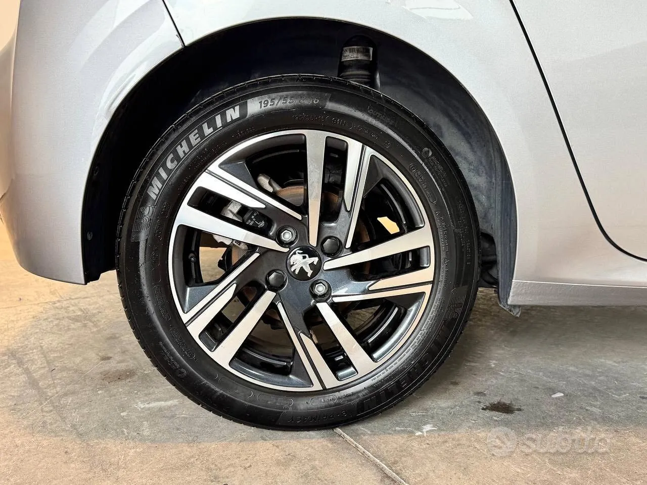 Peugeot 208 2023 photo 3