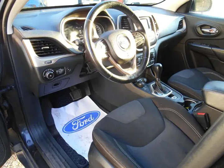 Jeep Cherokee 2015 photo 4
