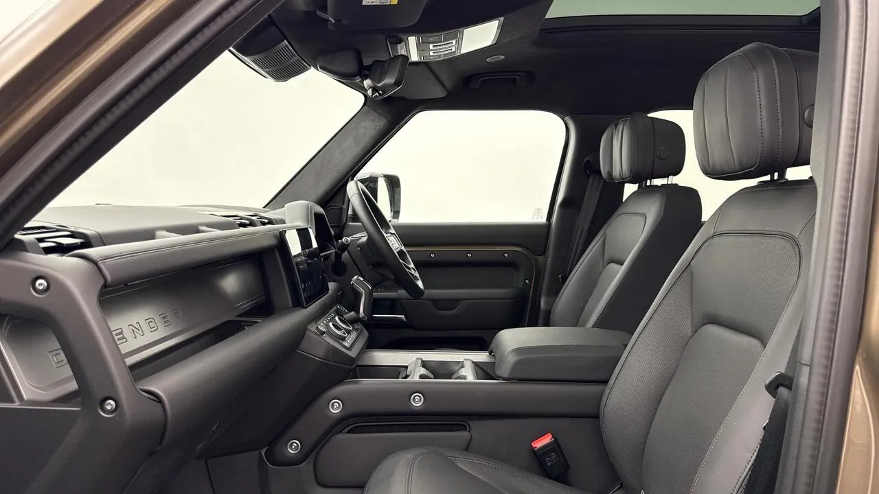 Land Rover Defender 110 2025 photo 3