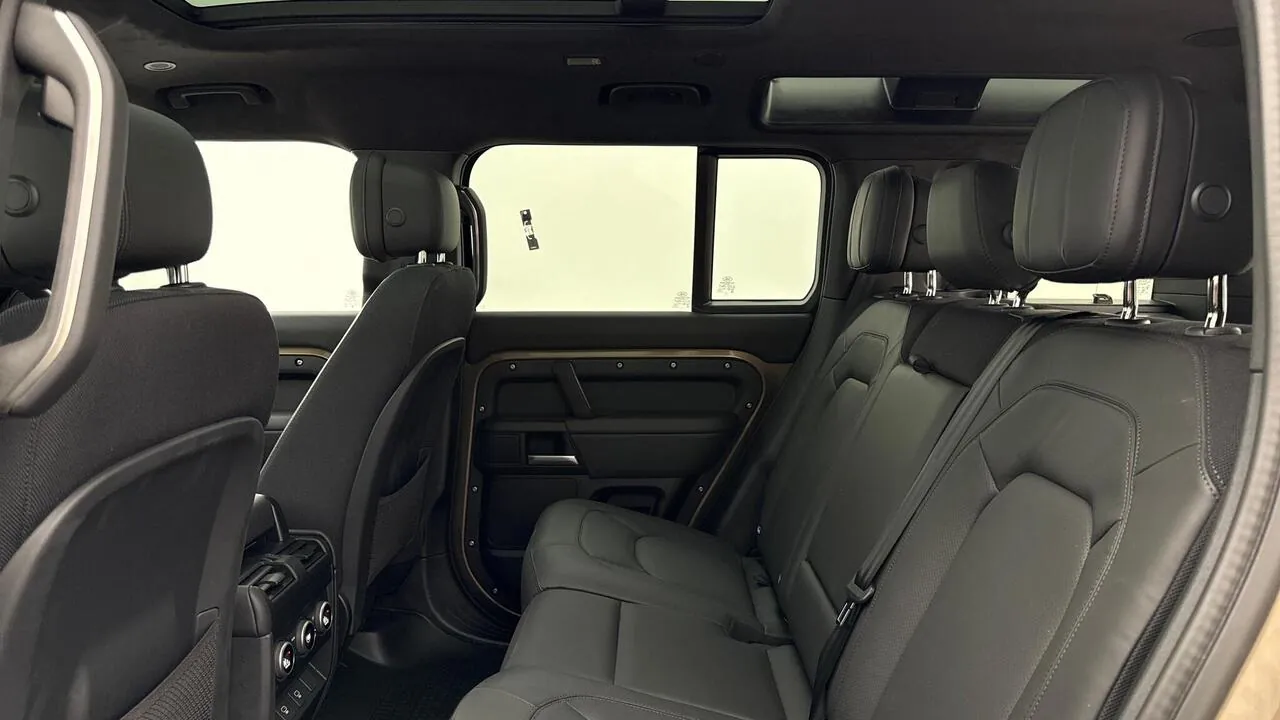 Land Rover Defender 110 2025 photo 4