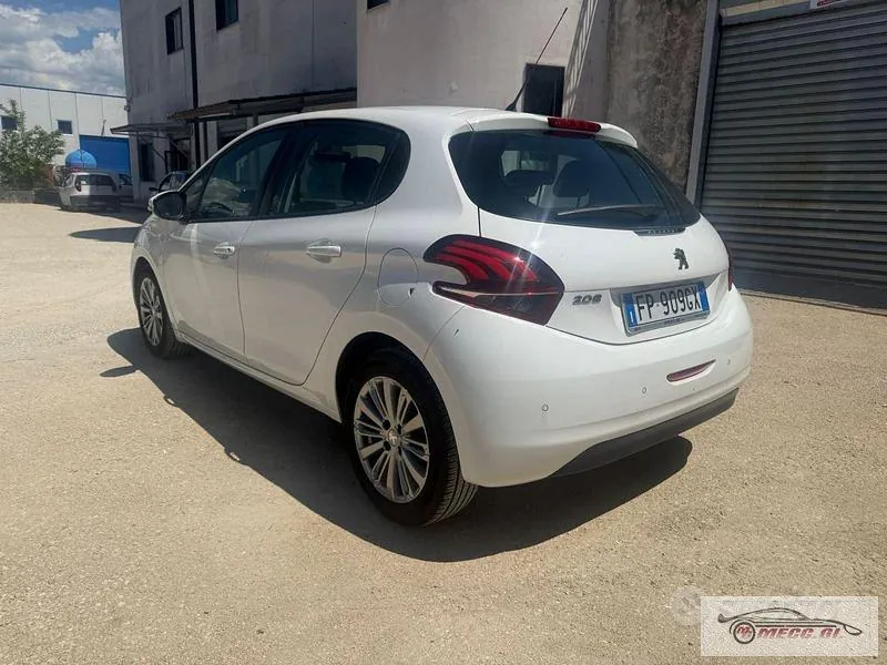 Peugeot 208 2018 photo 3