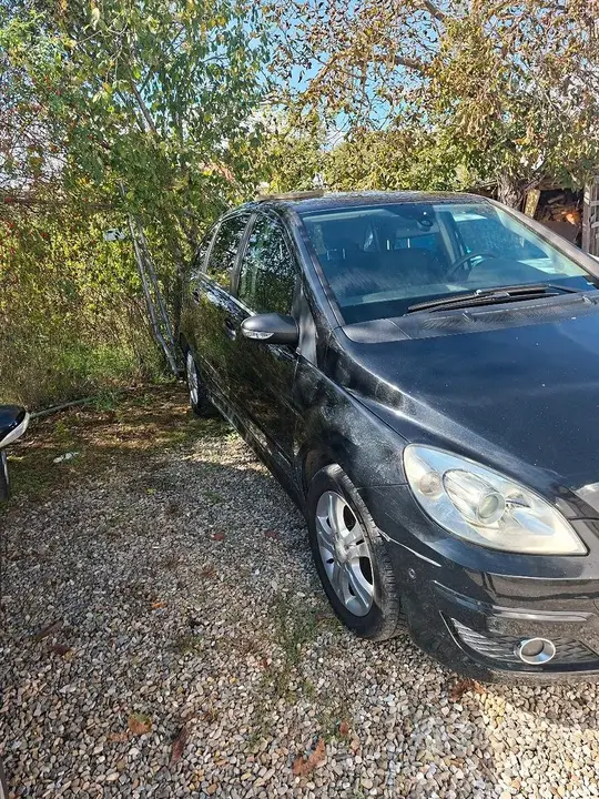 Mercedes-Benz B180 2010 photo 2