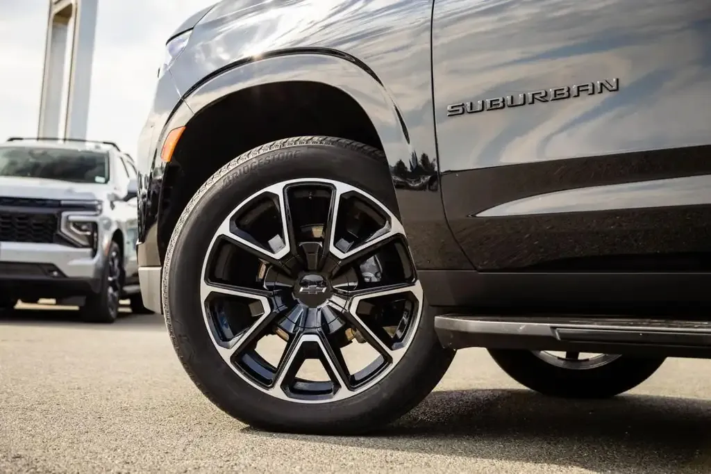Chevrolet Suburban 2024 photo 3