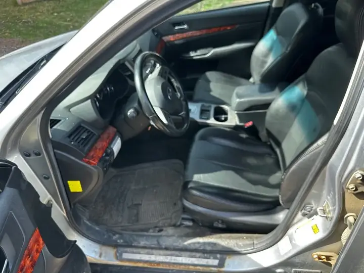 Subaru Outback 2012 photo 2