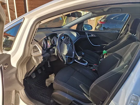 Opel Astra 2011 photo 4
