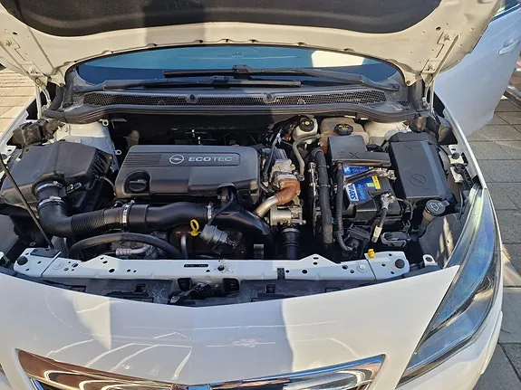 Opel Astra 2011 photo 2