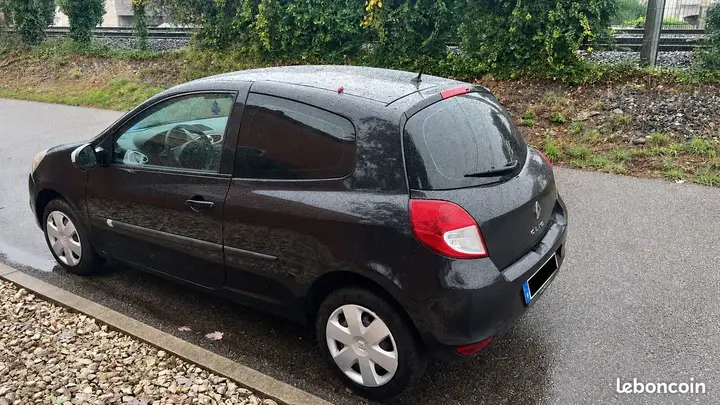 Renault Clio 2011 photo 2