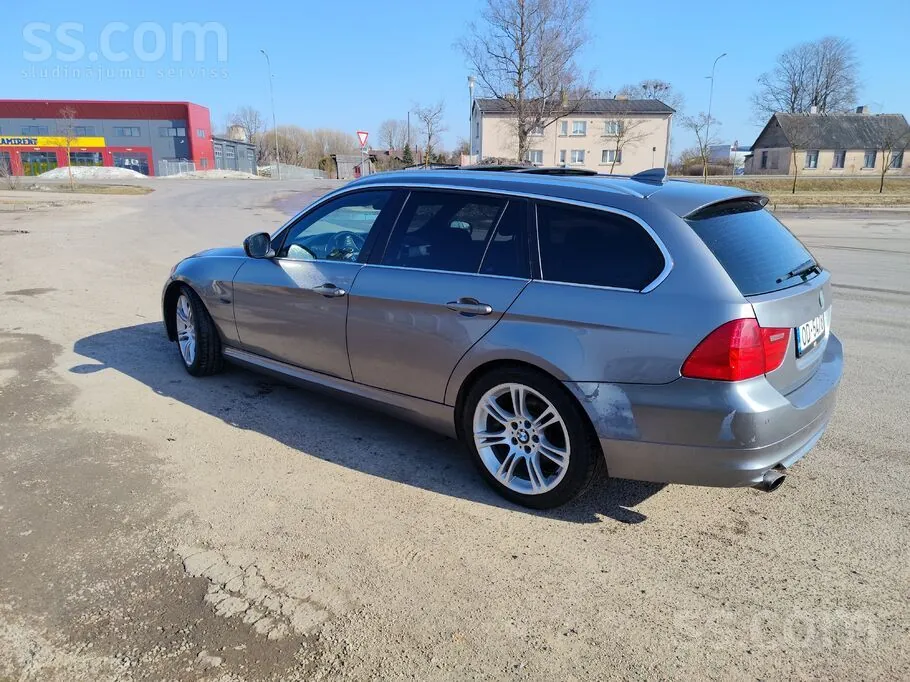 BMW 320 2010 photo 2