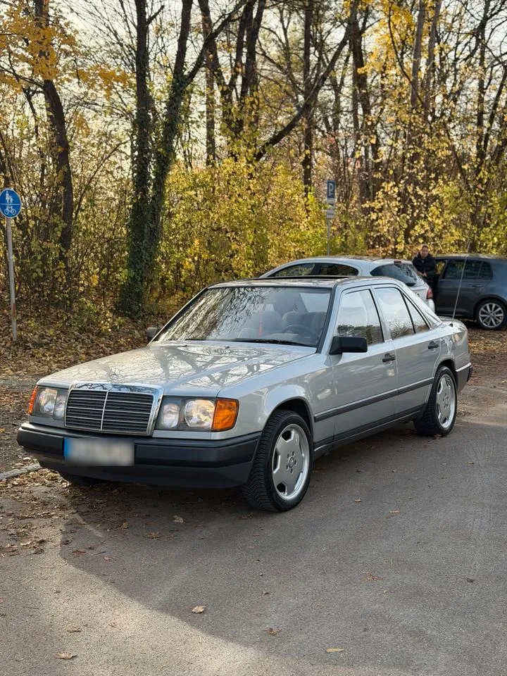 Mercedes-Benz 230E