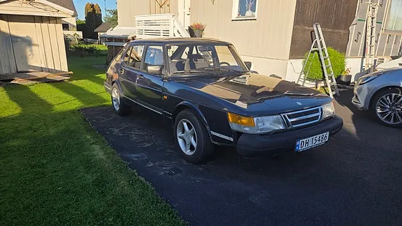 Saab 900
