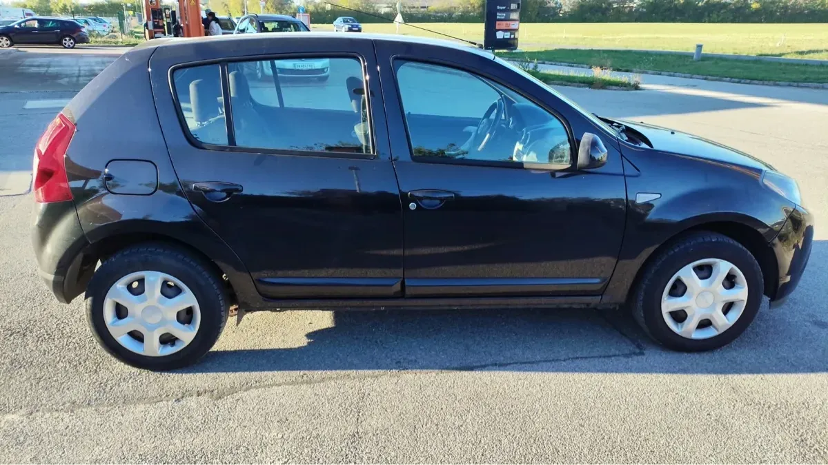 Dacia Sandero 2011 photo 2