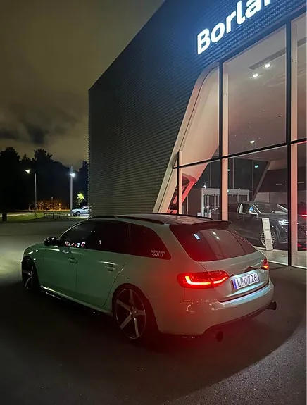Audi A4 2011 photo 2