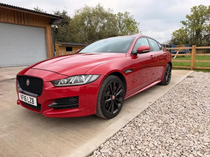 Jaguar Xe 2016 photo 3