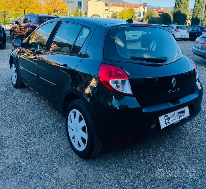Renault Clio 2010 photo 3