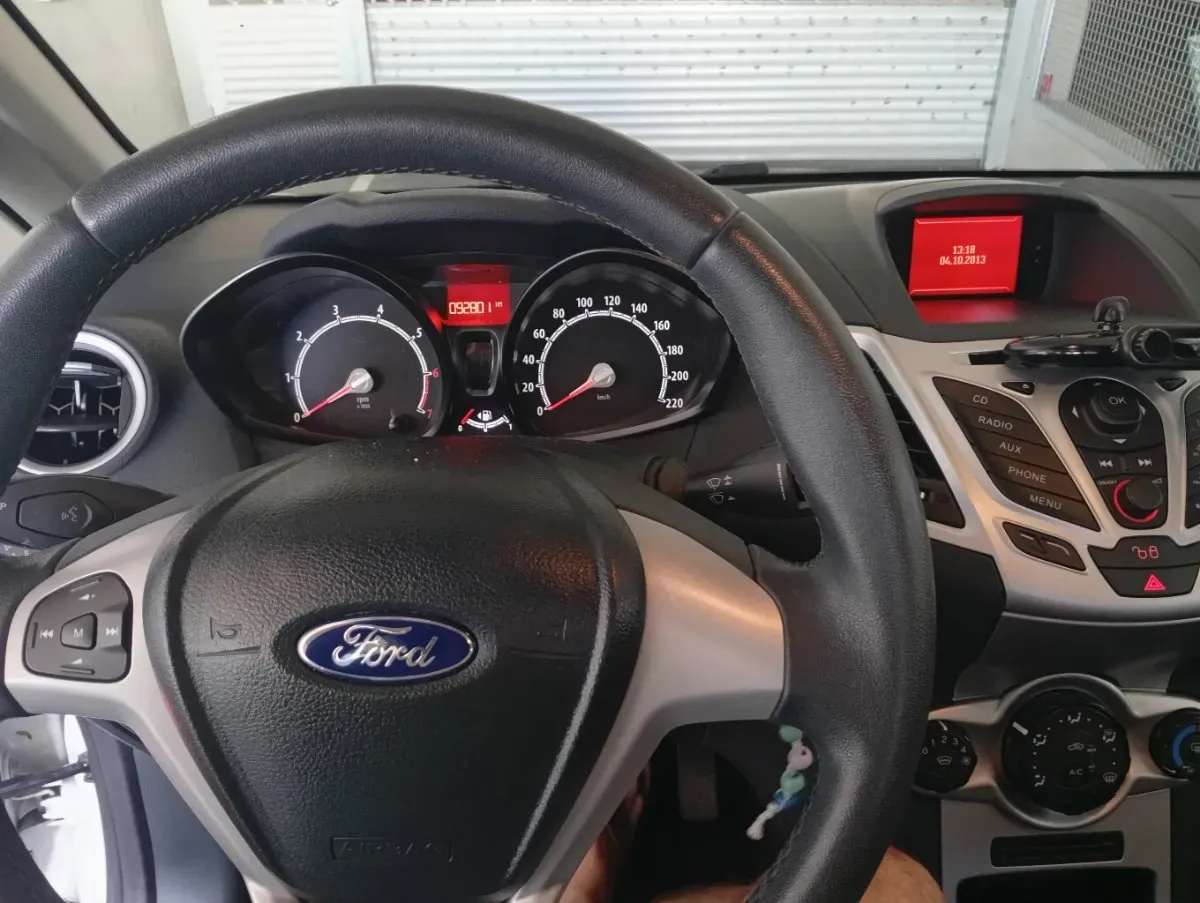 Ford Fiesta 2012 photo 2