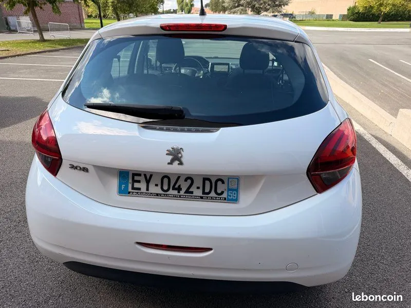 Peugeot 208 2018 photo 3