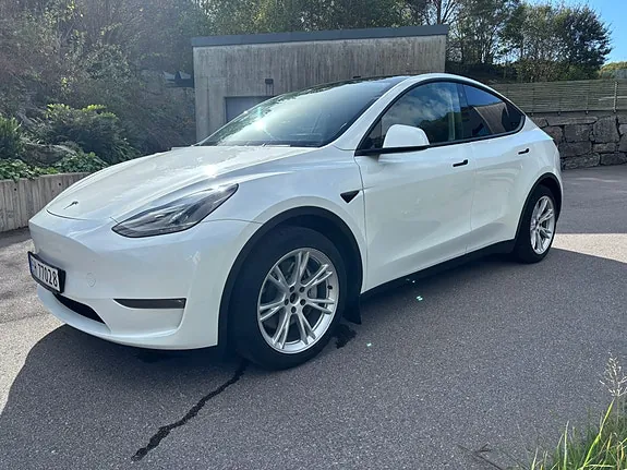 Tesla Model Y 2024 photo 2