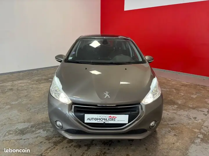 Peugeot 208 2014 photo 2
