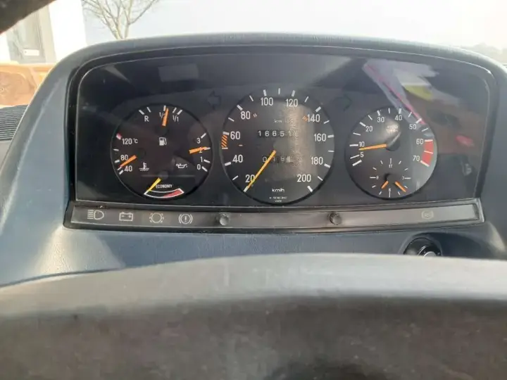 Mercedes-Benz 230 Ce 1984 photo 2